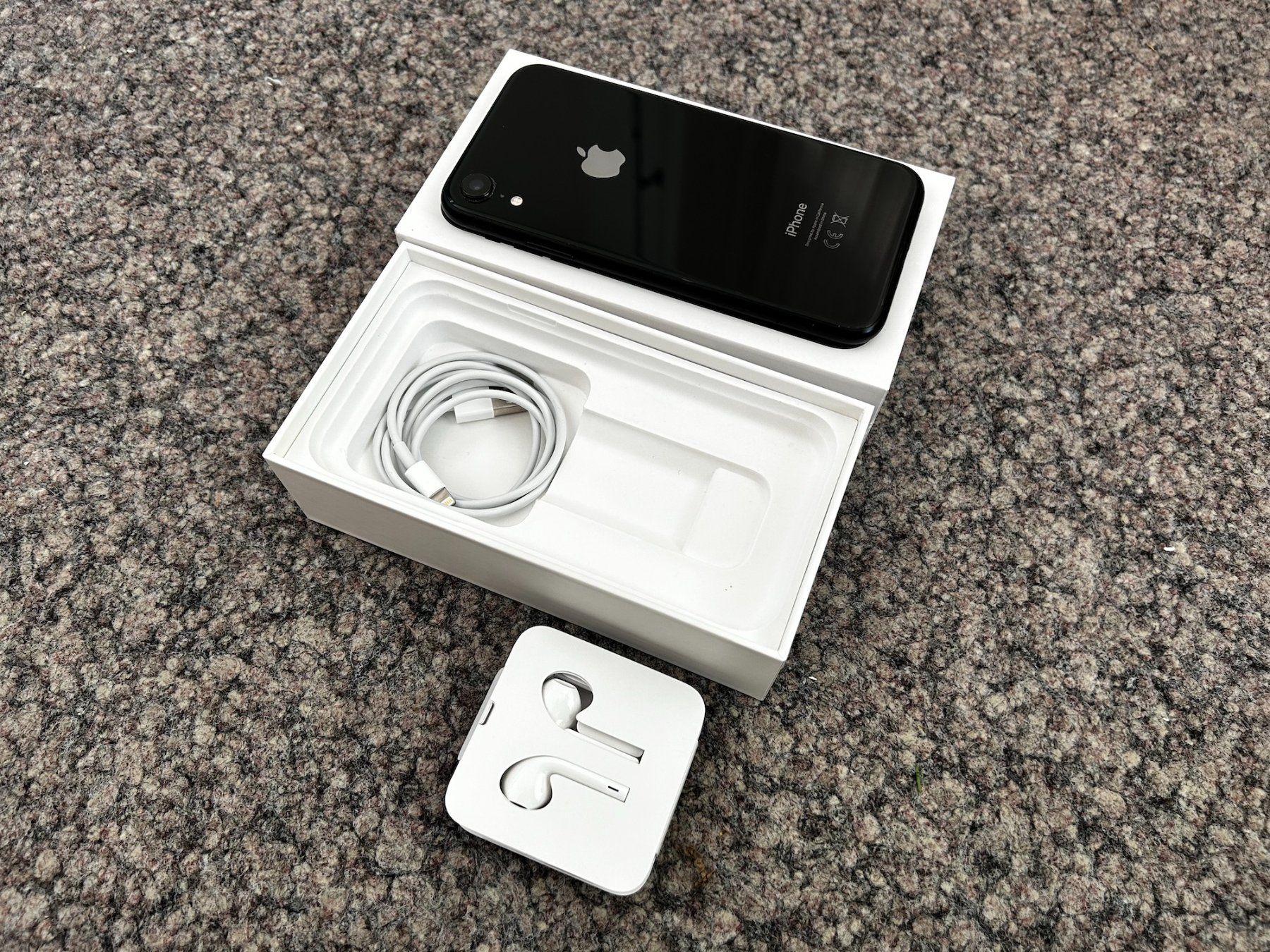 Apple Portables: iPhone XR Black 128 GB – D'occasion à Reckingen VS par Melando 2