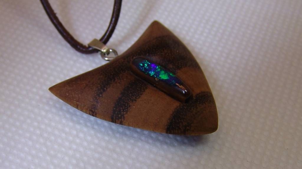 Ciondoli: Schwarzer Opal Boulder mit Holzanhänger – Usato da Wigoltingen venduto da SANDROPAL 3