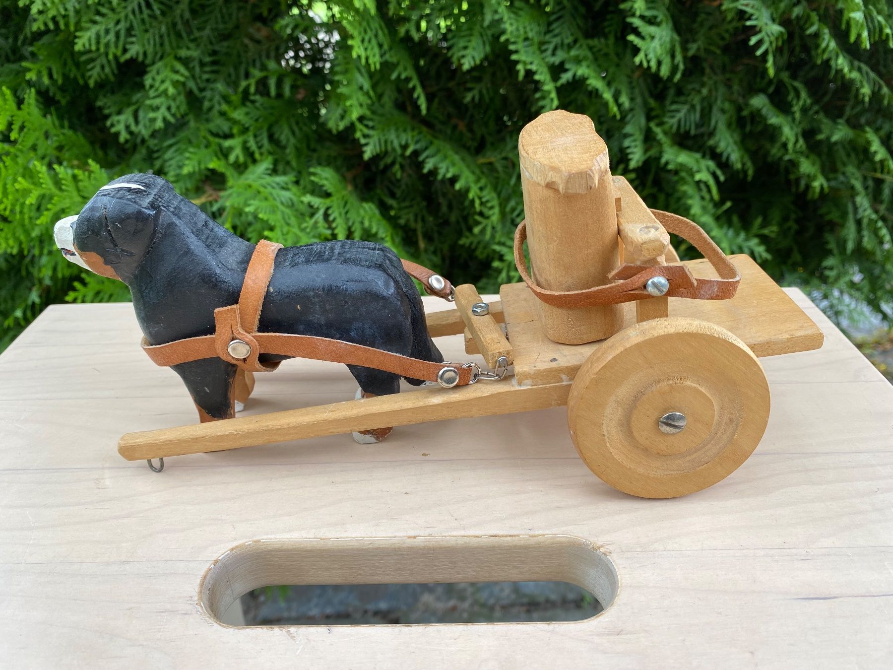 Glocken & Treicheln: schöner geschnitzter Berner Sennenhund mit Wagen – Gebraucht aus Feldbach von Olive1 3