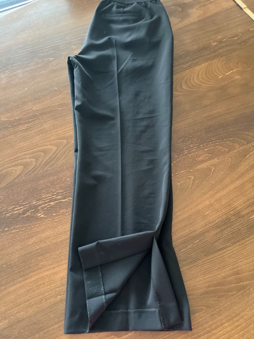Monari Pantaloni: Monari- Stoffhose schwarz mit Elastikbund Gr. 42 – Usato da Ebmatingen venduto da Mistelu 1