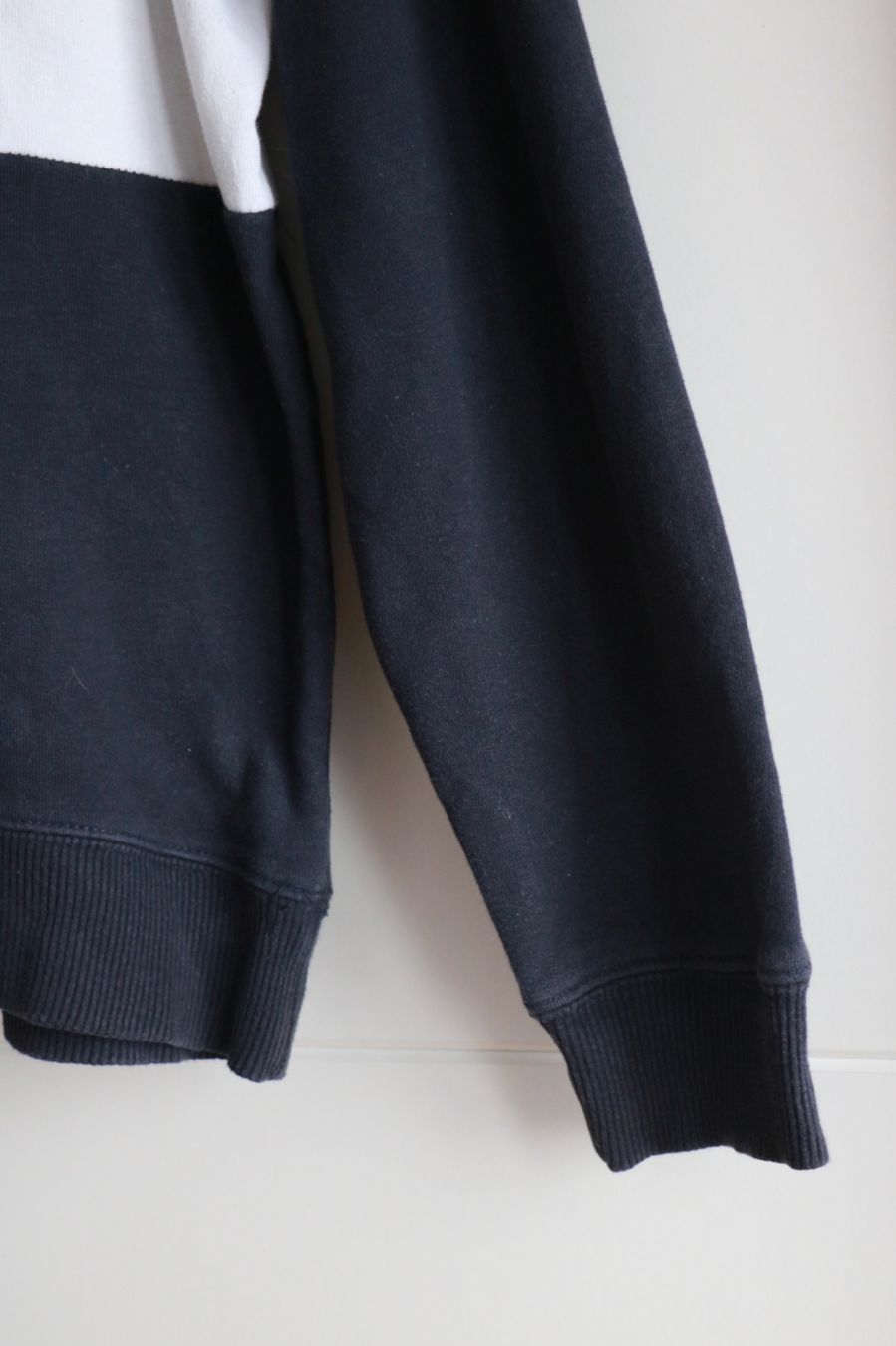 Maglioni & Felpe: John Galt dunkelblau-weisser Pullover mit Bestickung – Usato da Gachnang venduto da todressgolden 2