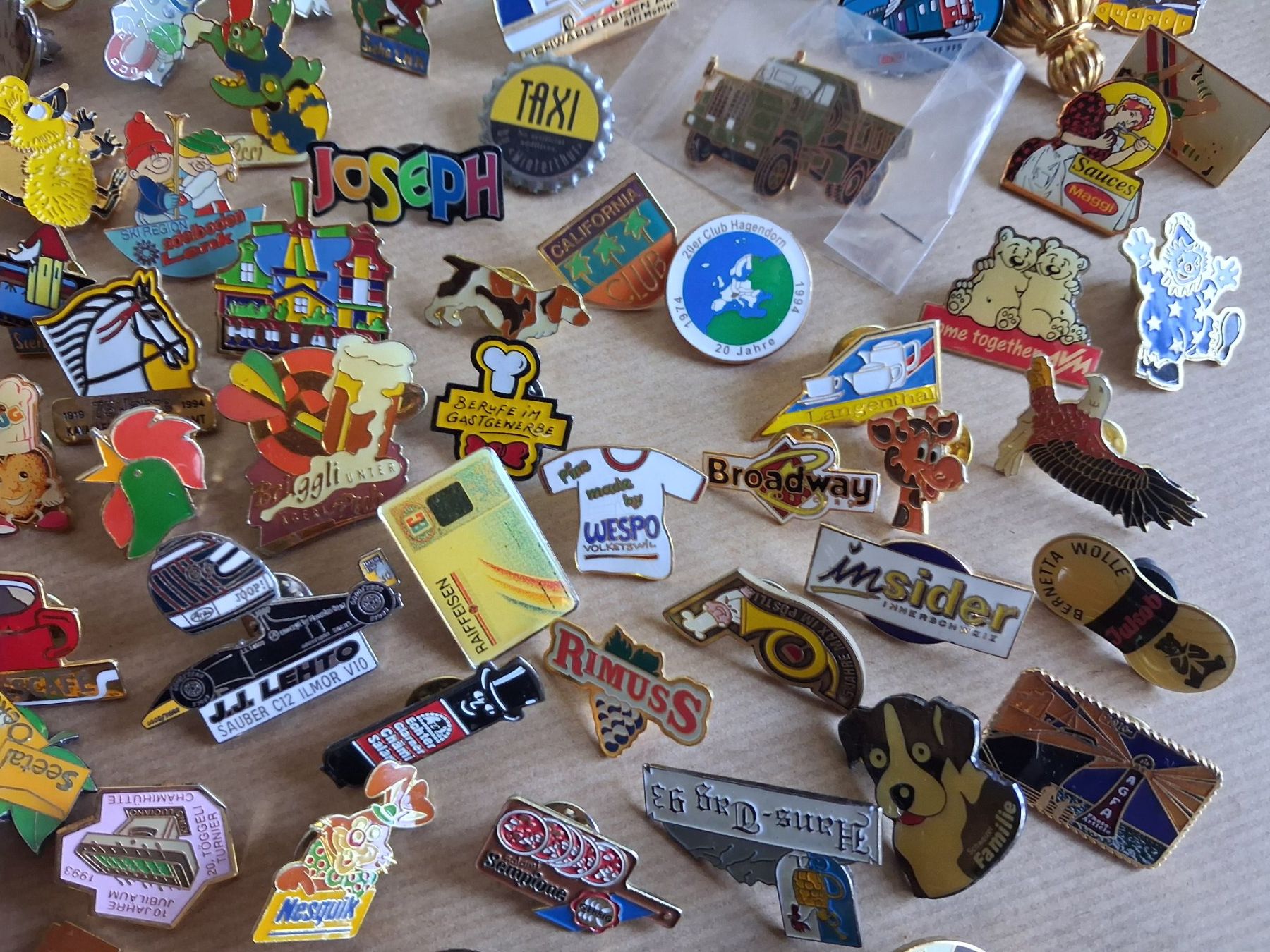 Placchette & Badge: b/ 100+ Pins mit Verschluss. Gemäss Bildern – Usato da Hagendorn venduto da siwasi3 7
