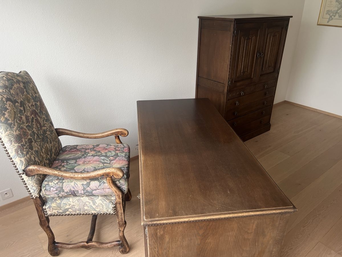 Set di tavolo e panche: Antiker Schreitisch mit Schrank – Usato da Münsingen venduto da mst311 1