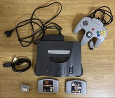 Nintendo 64 Konsole mit Zubehör und Spielen / N64