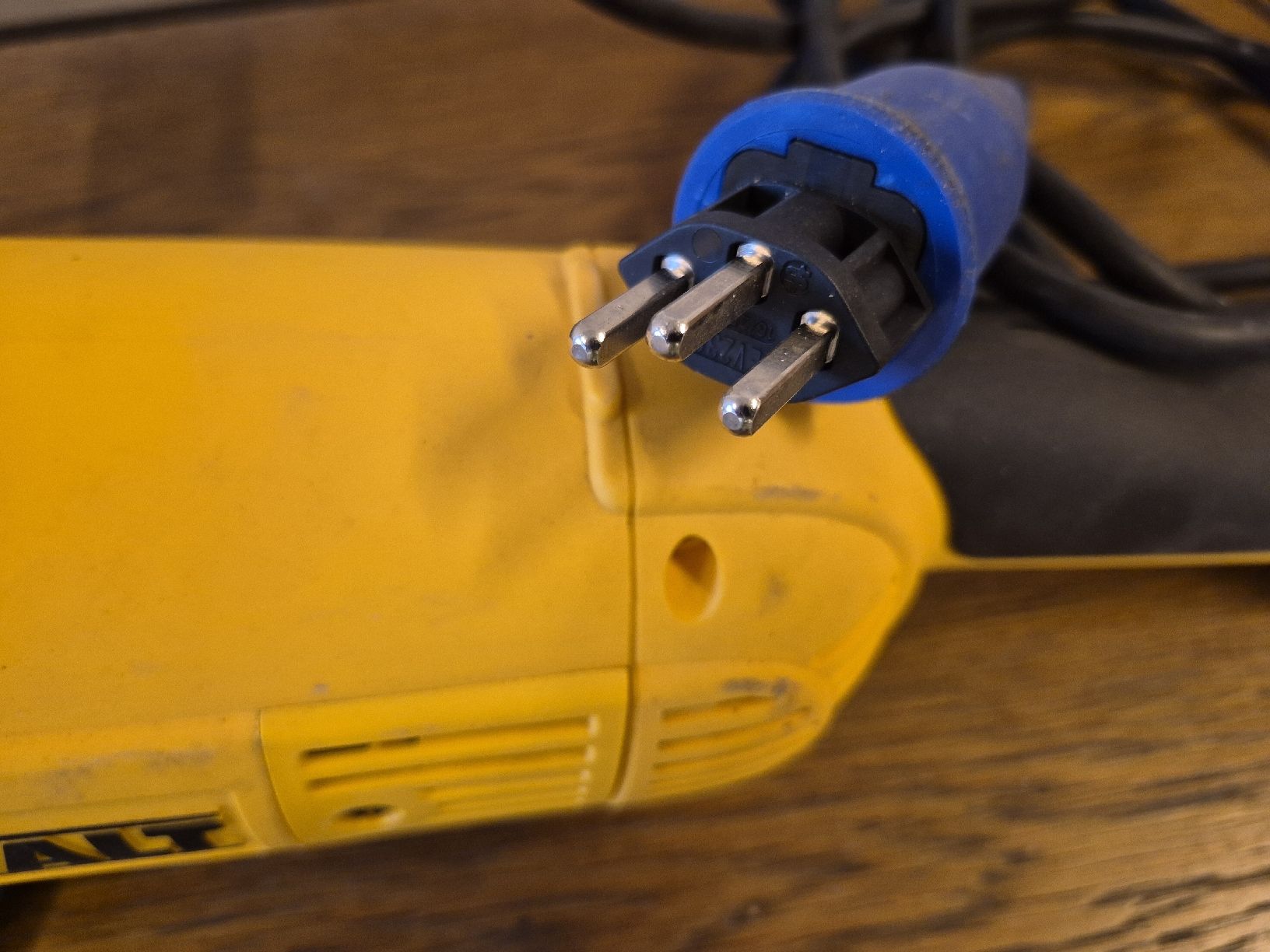 Tutte le macchine: Trennschneider DEWALT – Usato da Teufenthal AG venduto da ChT. 2