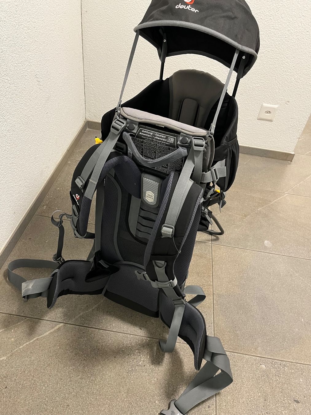 Deuter Marsupi portabebè: Deuter Kindertrage grau – Usato da Winterthur venduto da WintiSommer 2