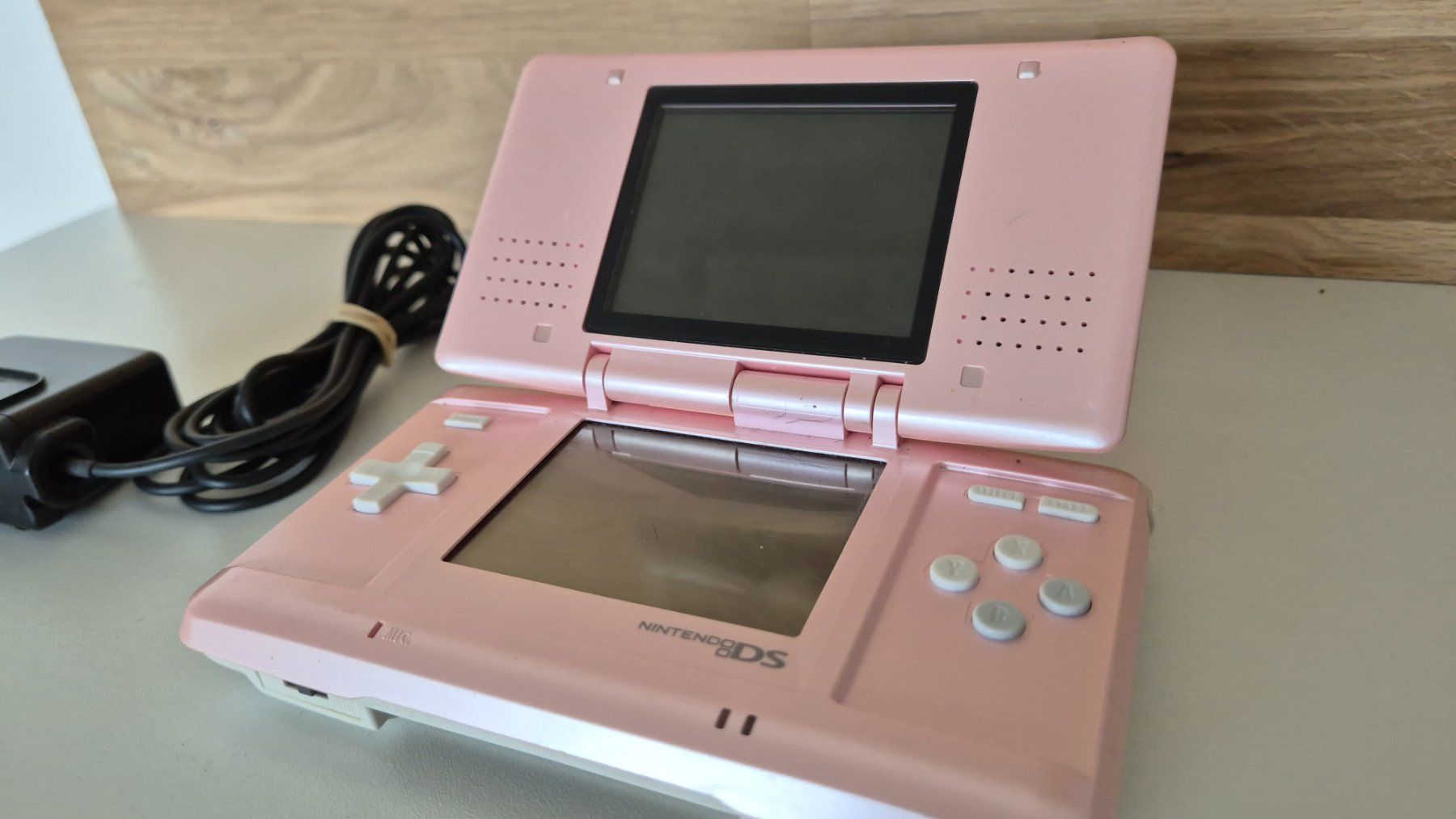 Nintendo Consoles: Nintendo DSi Pink pink - mit Ladegerät – D'occasion à Bassersdorf par retrolab 1