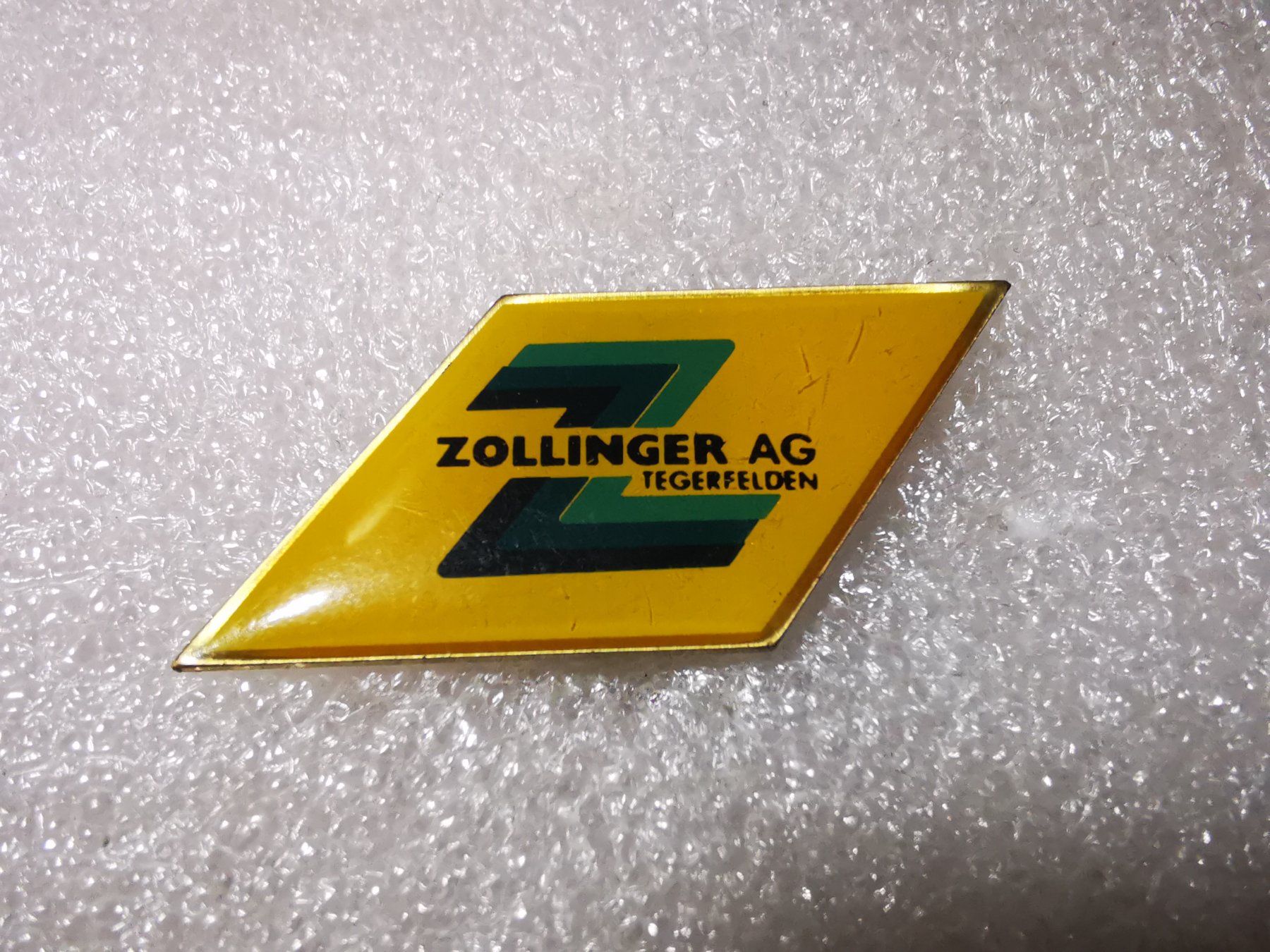 Plaketten & Abzeichen: Ansteckpin 8: Zollinger AG – Gebraucht aus Oppligen von Pin-Fall-Shop