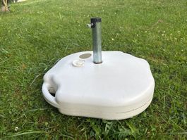 Sonnenschirm Fuss mit Wasserfuellung