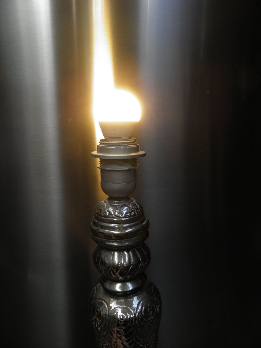 Lampade: Hohe Tischlampe silberfarbenes Metall – Usato da Rüti ZH venduto da corvus-corvus 4