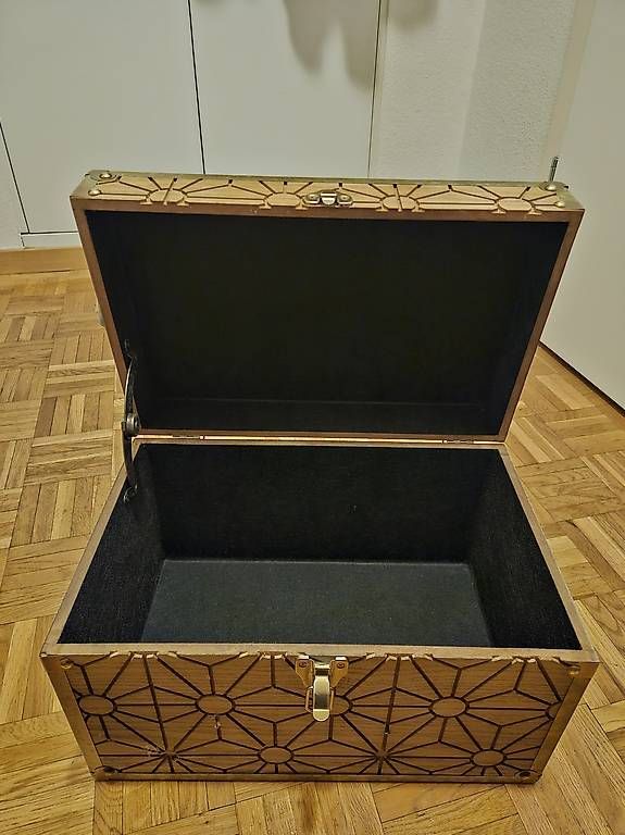 Truhen: Holztruhe mit Metallrahmen – Gebraucht aus Winterthur von adr_x9ck 2