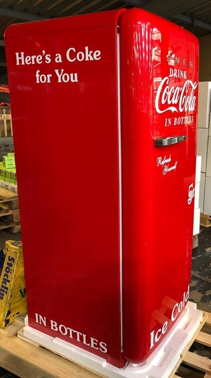 Eisgekühlte Coca-Cola, stilecht serviert aus einem Smeg Kühlschrank