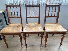 3 antike Holzstühle mit gedrechselten Lehnen und Beinen