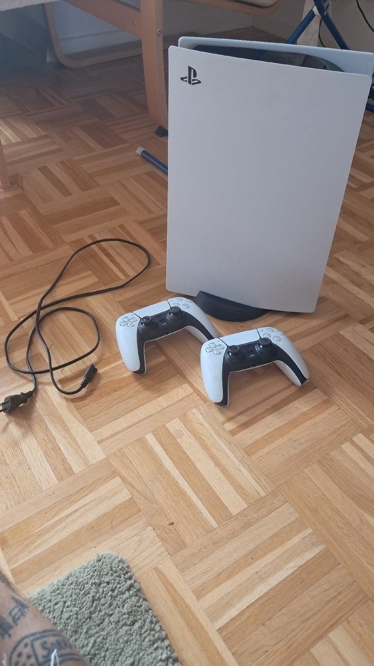 Sony Konsolen: Sony PlayStation 5 PS5 Disc Edition CFI-1216A + 2 Controller – Gebraucht aus Ebikon von dar_fd2m 1