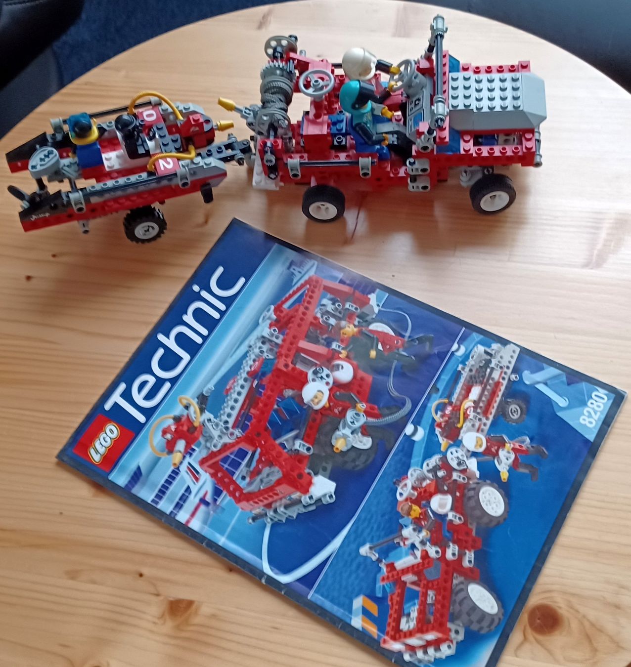 Lego Spielzeuge: Lego Technic Feuerwehrauto + Anhänger mit Boot, Nr. 8280 – Gebraucht aus Lommis von zozzen