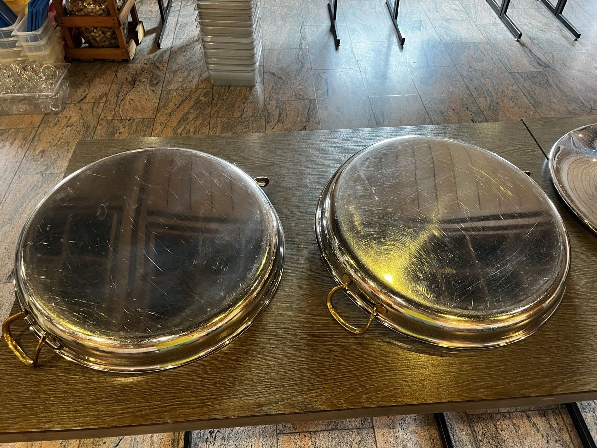 Appareils de cuisine: 2 grosse Anrichteplatten mit Deckel – D'occasion à Dittingen par Cervolino77 2