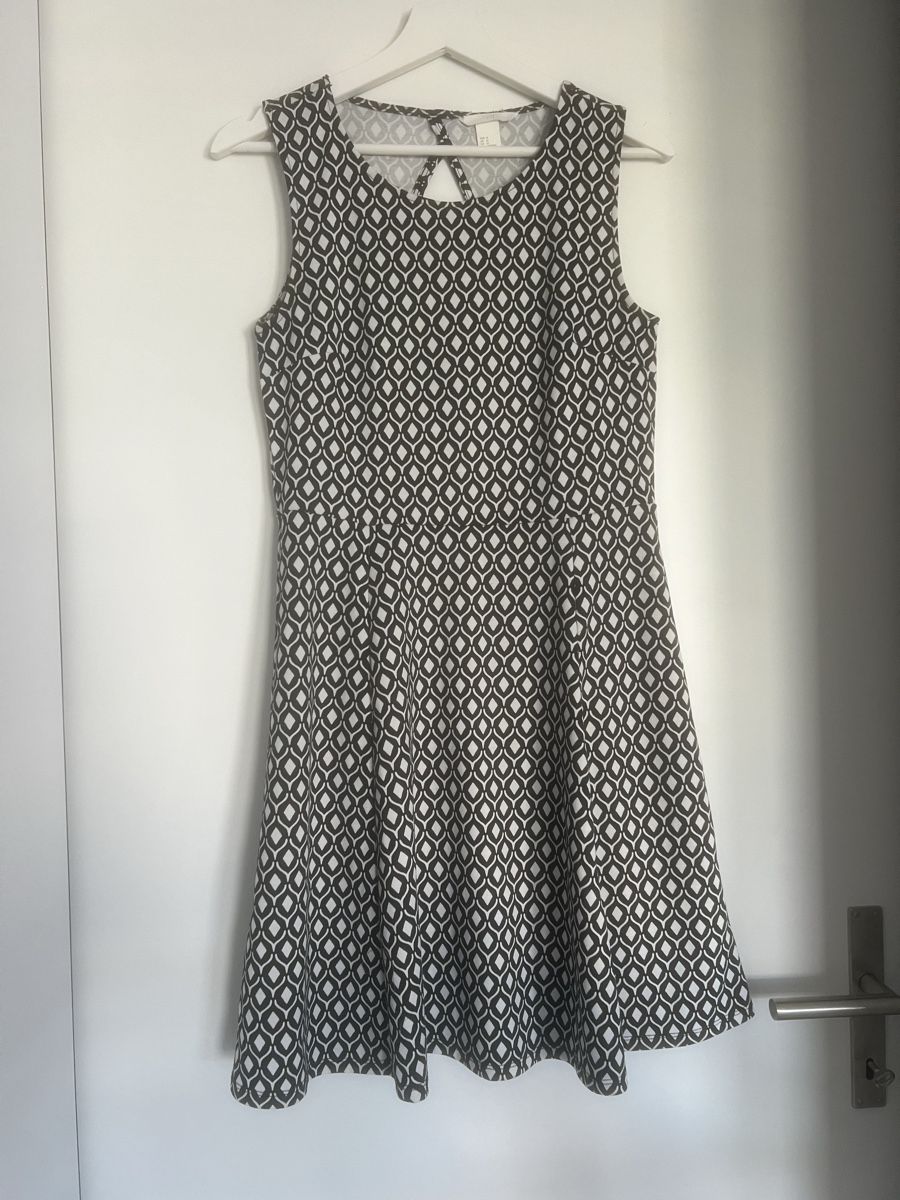 Robes: Kleid Grösse M – D'occasion à Dübendorf par ali_g7p8