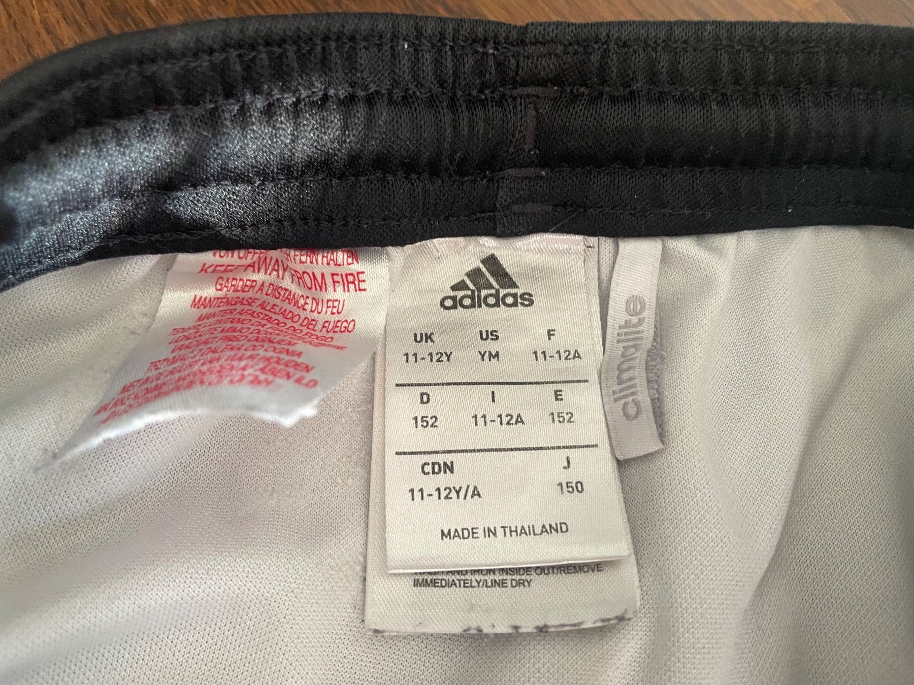 Adidas Pantaloni: Turnhose Adidas climate 152 oder 11-12 J. – Usato da Zürich venduto da Bopenyang98765 2