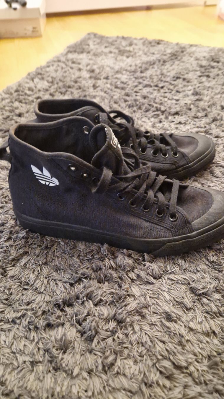 Chaussures hommes: Adidas Sneakers Schwarz Grösse 44  – D'occasion à Winkel par Luukas.81 2