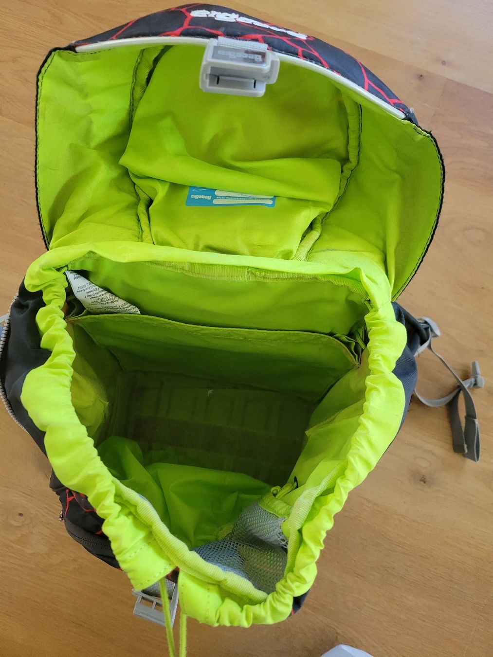 Ergobag Borse & Zaini: Schulrucksack Ergobag schwarz-rot mit 5 Superhelden-Kletties – Usato da Effretikon venduto da cake09 2