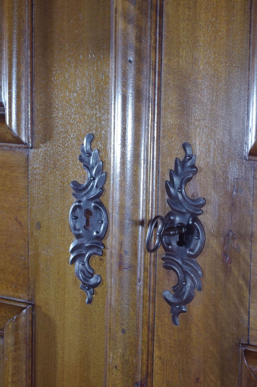 Armadi: prächtiger antiker Flachbarock-Schrank – Usato da Meggen venduto da Trouvaillen 6