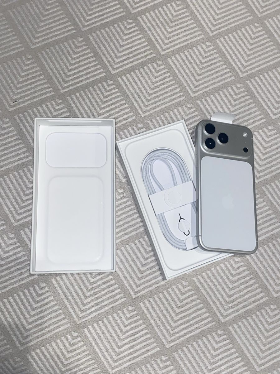 Apple Telefoni cellulari / Smartphones: Iphone 17 Pro Max – Nuovo (secondo la descrizione) da Kloten venduto da provino1 4