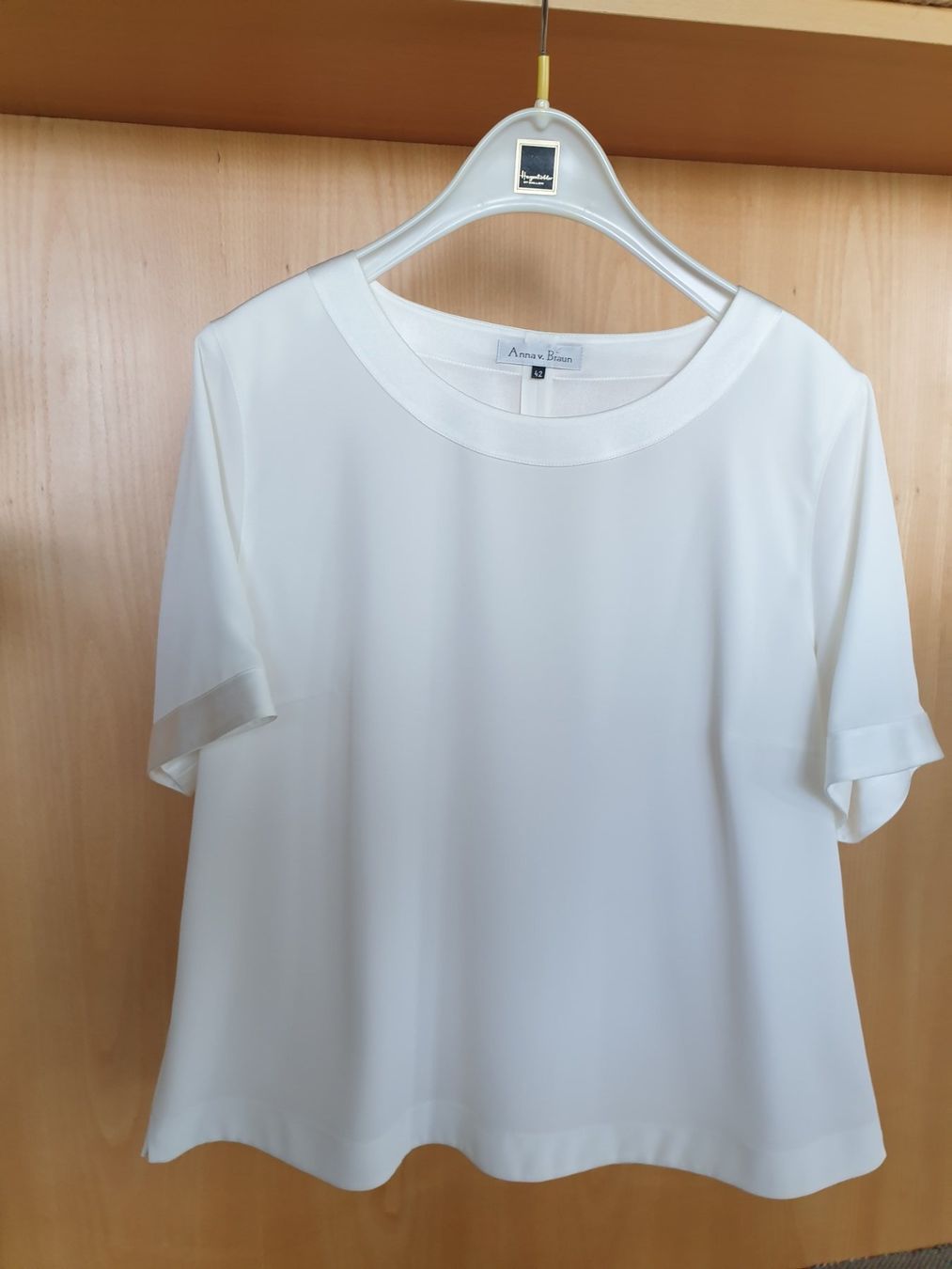 Blusen: Bluse Damen weiss kurzarm, Grösse 42, 100 % Polyethynel – Gebraucht aus Mörschwil von ren_8wdm