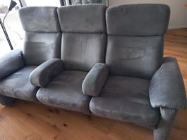 Sofa 3 Plätzer, grauer Stoffbezug, mit Fussteilen