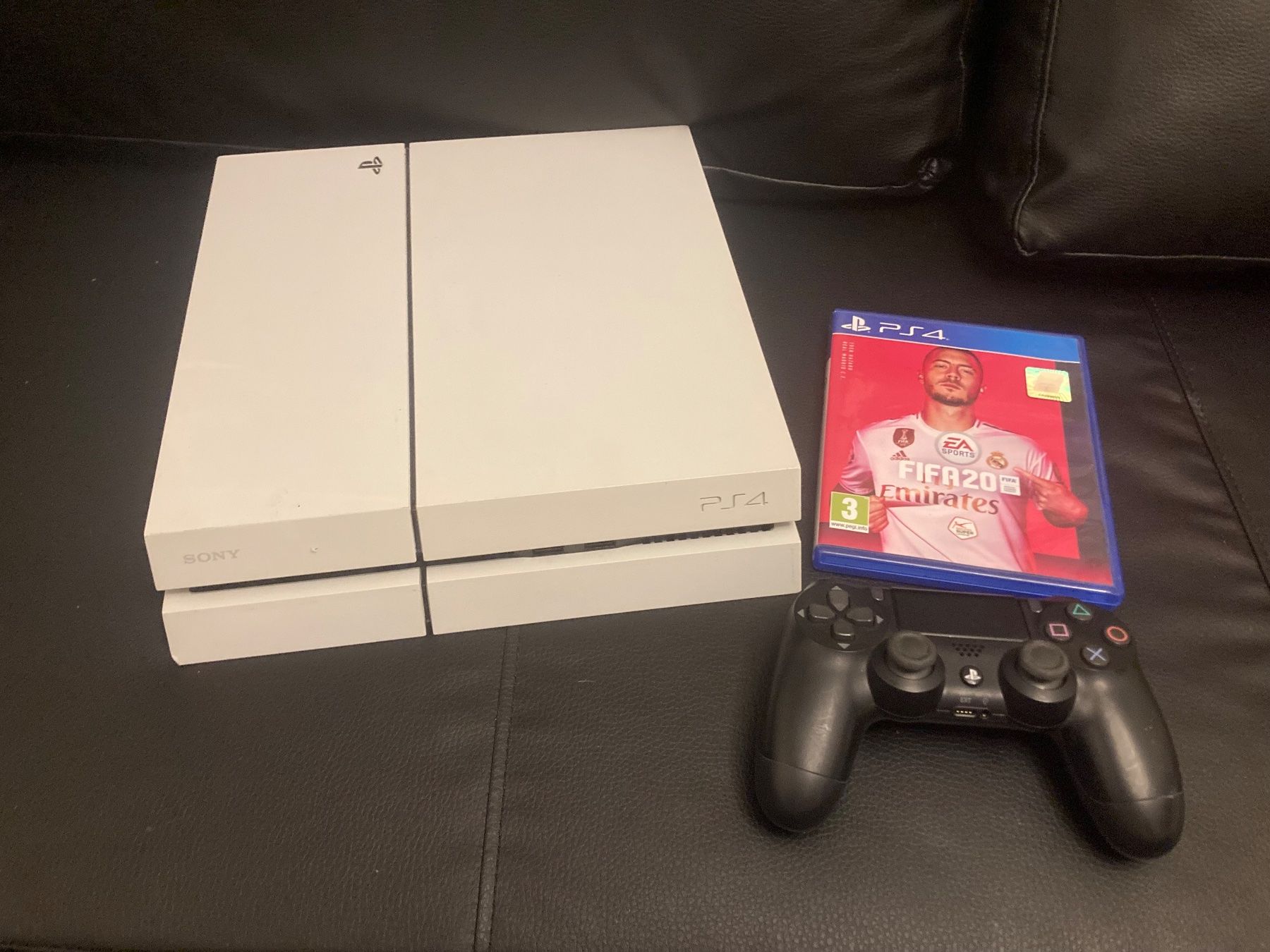 Sony Consoles: Sony PlayStation 4 FIFA 20 Bundle Weiss – D'occasion à Bern par TotheMoonnn