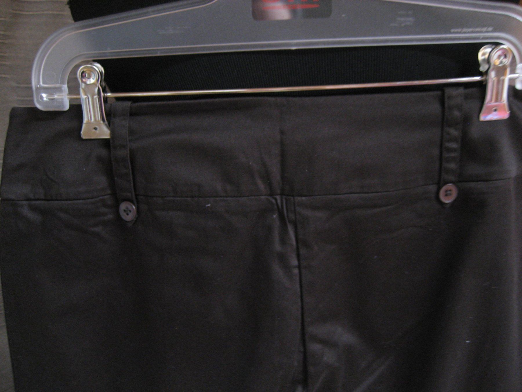 Pantaloni: Pantalon stretch 7/8 Essentiel taille 40 – Usato da Delémont venduto da marryb 3