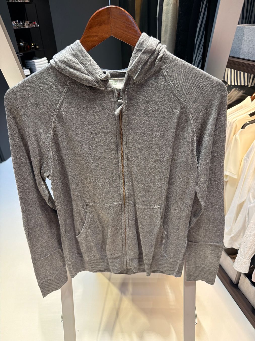 Anzüge & Kostüme: Damen Kapuzenpullover grau mit Hose – Gebraucht aus Tägerwilen von TinaLupu