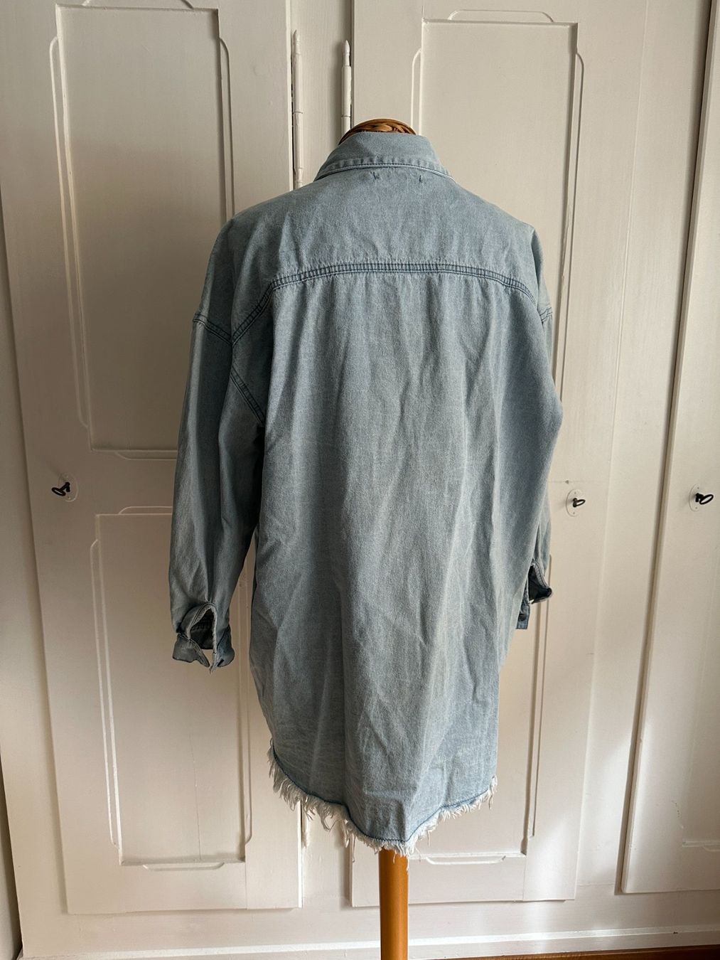 Chemisiers: MISSGUIDED - Jeansbluse hellblau oversized XS – D'occasion à Zürich par Diazaio 2