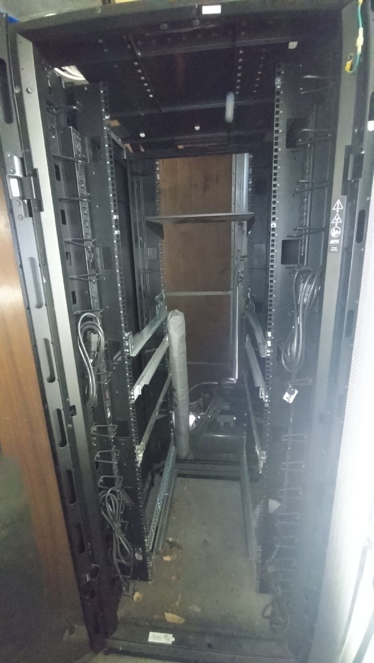 Apc Racks & Cavalletti: APC Server Rack mit Zubehör, 2 PDUs & UPS Trafo – Usato da Zürich venduto da hanmus31 1