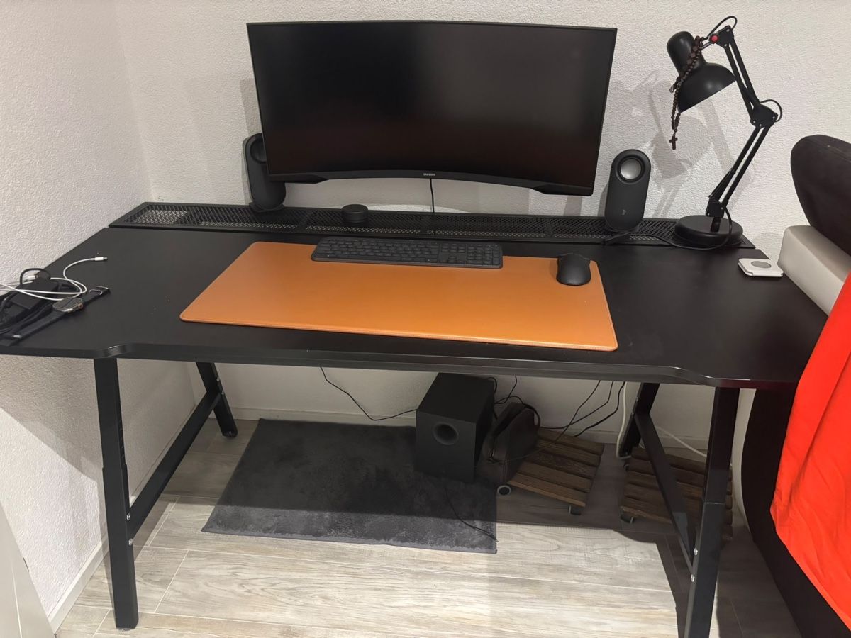 Ikea Scrivanie: Gaming Schreibtisch – Usato da Gommiswald venduto da RafG