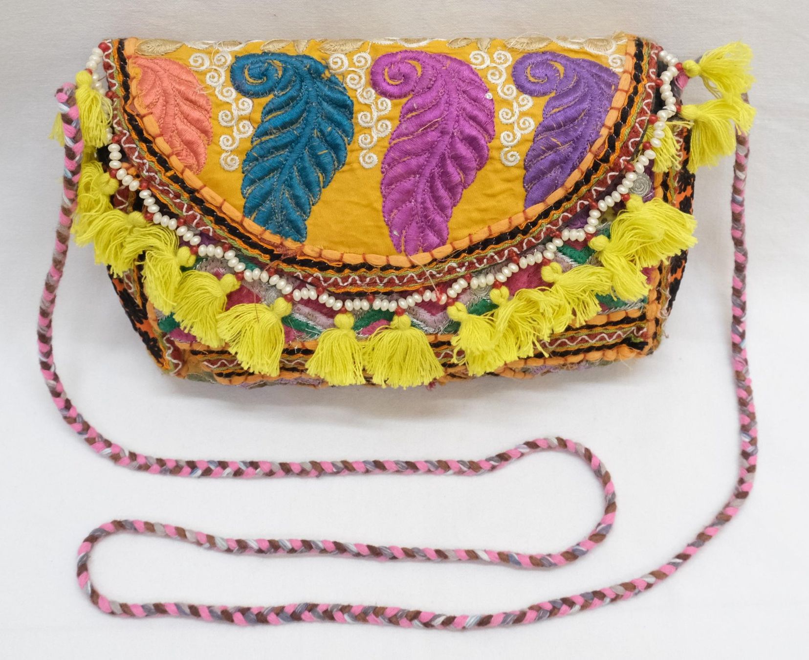 Borse da donna: Stoff Tasche Umhängetasche mit Stickerei Patchwork – Usato da Zürich venduto da Masala-Oase