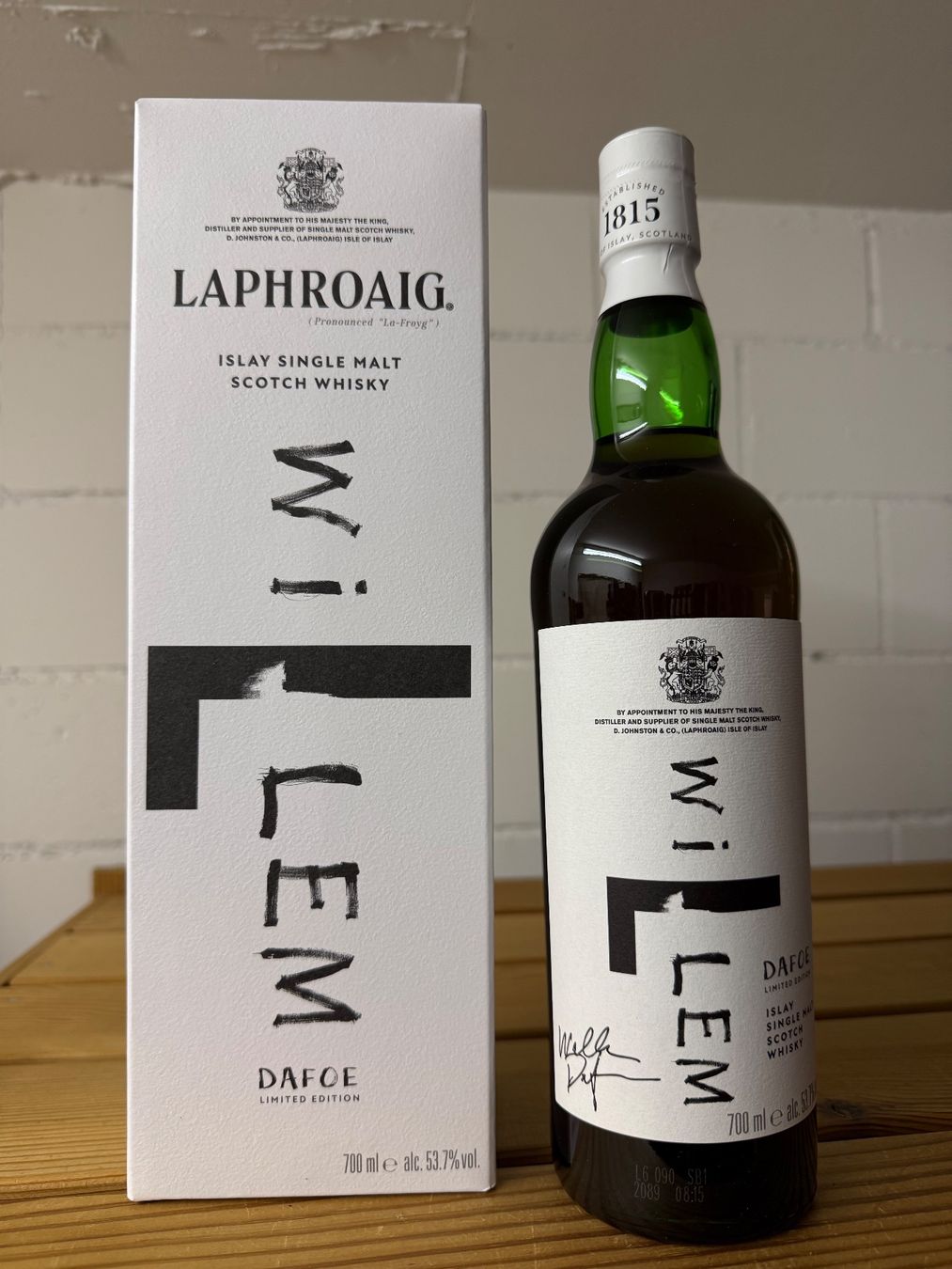 Laphroaig Bevande alcoliche: Laphroaig 14 Jahre Willem Dafoe Bold Character – Nuovo e nell'imballaggio originale da Wiesendangen venduto da whiskyandwine