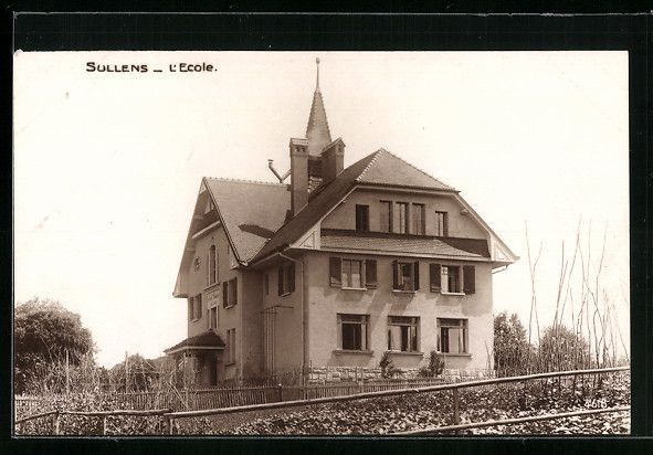 Cartoline postali: Sullens, L'Ecole, Blick auf die Schule – Usato da Berlin venduto da bartko-reher