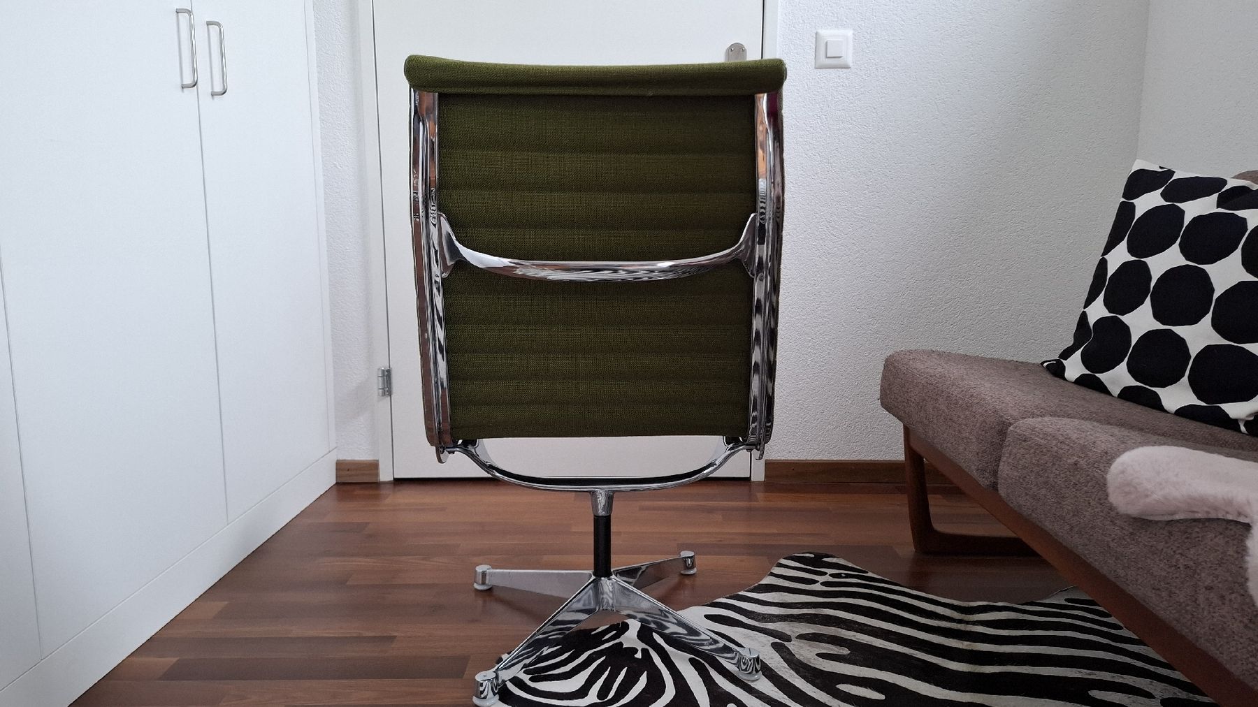 Eames Poltrone: Eames Chair EA 108 Olivgrün – Usato da Winterthur venduto da lodidodi 5