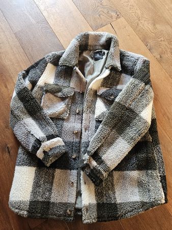 Warme Teddyjacke Volcom Gr. L kariert