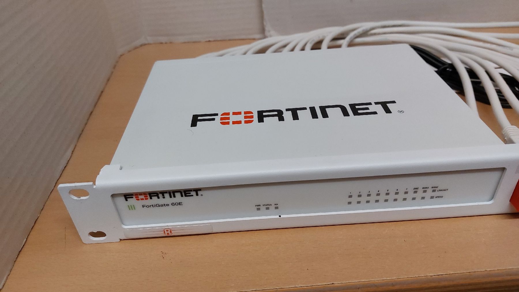 Fortinet Firewall: Fortinet Fortigate Firewall FG60 inkl. Rackmount Kit 19" – Usato da Hinteregg venduto da Amerizium 2
