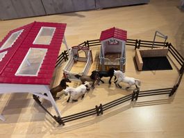 Schleich Pferdehof mit viel Zubehör, Stall und Pferde!