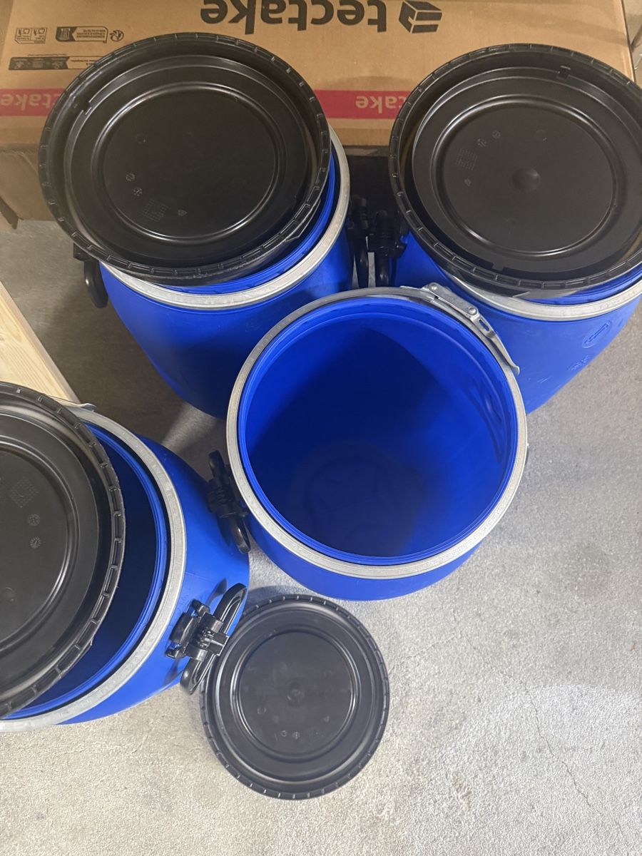 Autres accessoires p. véhicule: Divers tonnneaux en plastique  – D'occasion à Choex par Adri27000 5