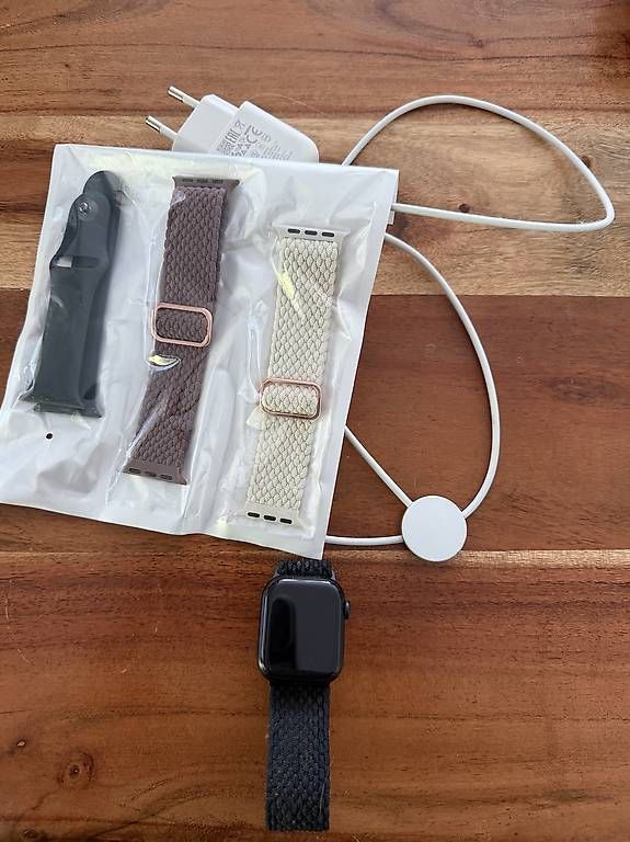 Smartwatch: Apple Watch Serie 8  – Usato da Au SG venduto da tem_r296