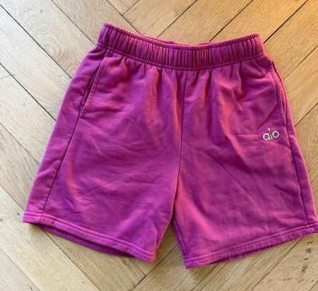 ALO Yoga Accolade Sweat Shorts Rosa – Gr. S