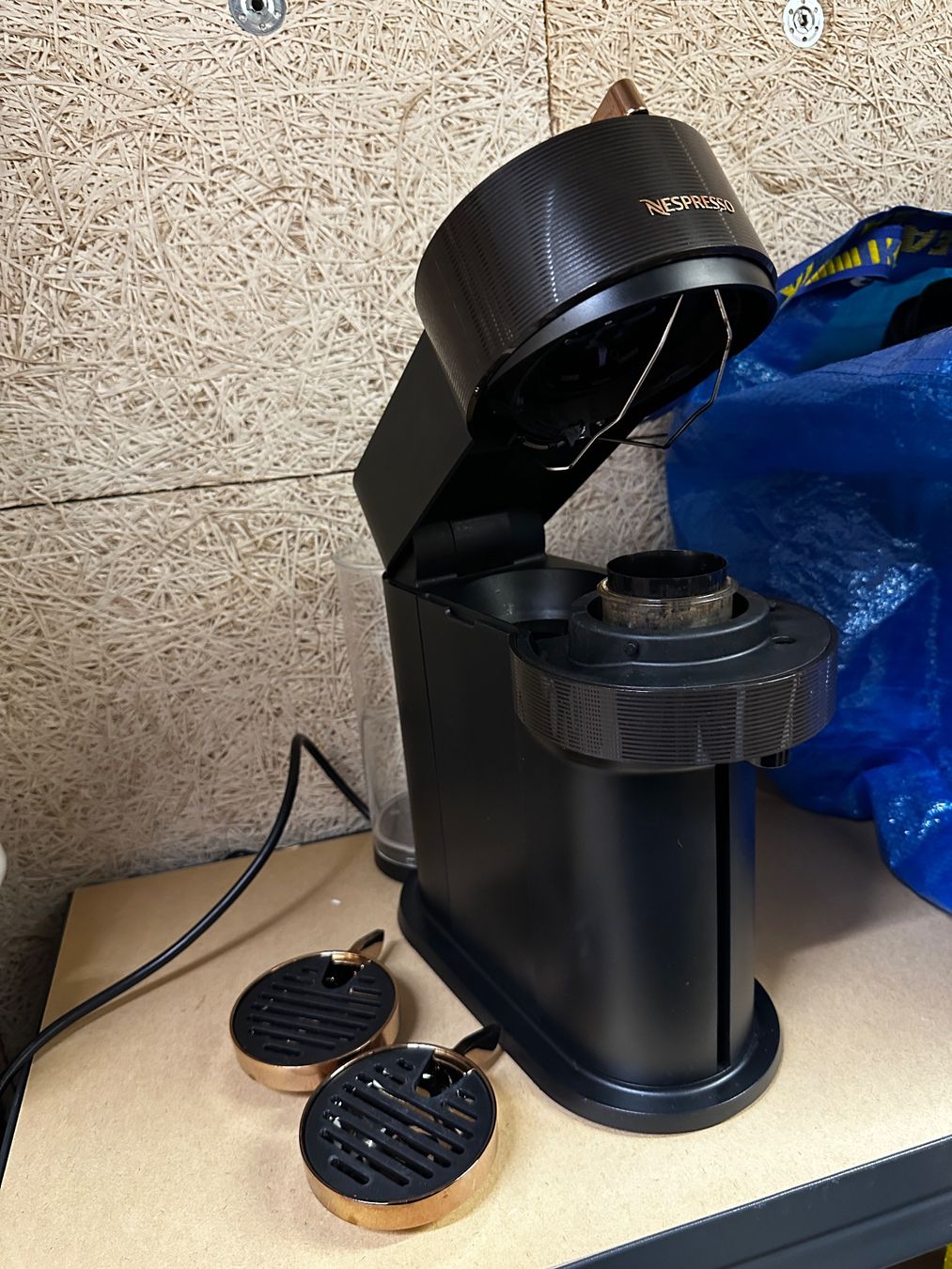 Nespresso Macchine per caffè & Macchine per espresso: Nespresso Vertuo schwarz/rosé mit Accessoires – Usato da Fahrweid venduto da sacha.c 1