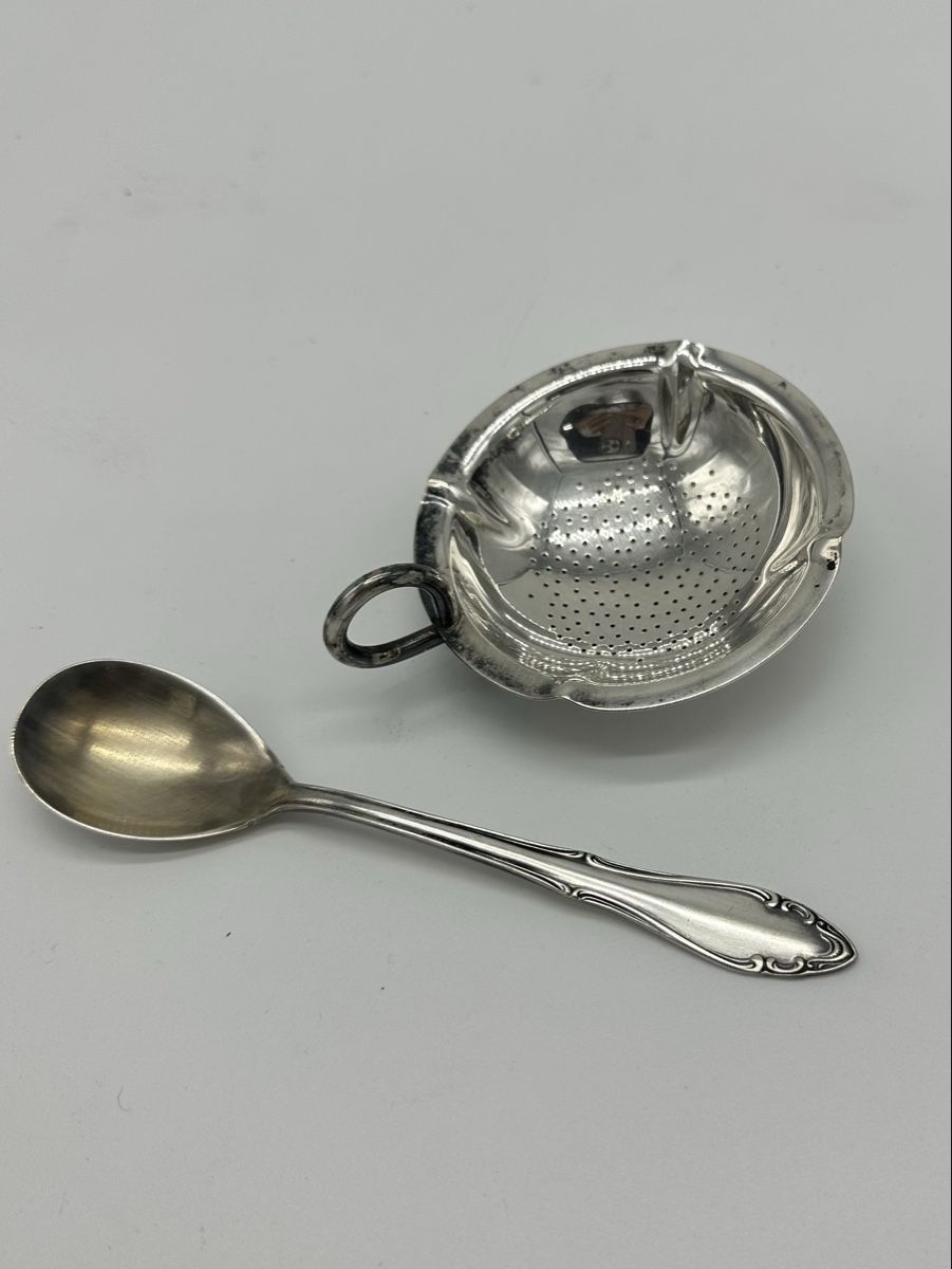 Cucine complete: Antique Silver Tea Strainer and Spoon Set for Autumn – Usato da Villmergen venduto da JacRon