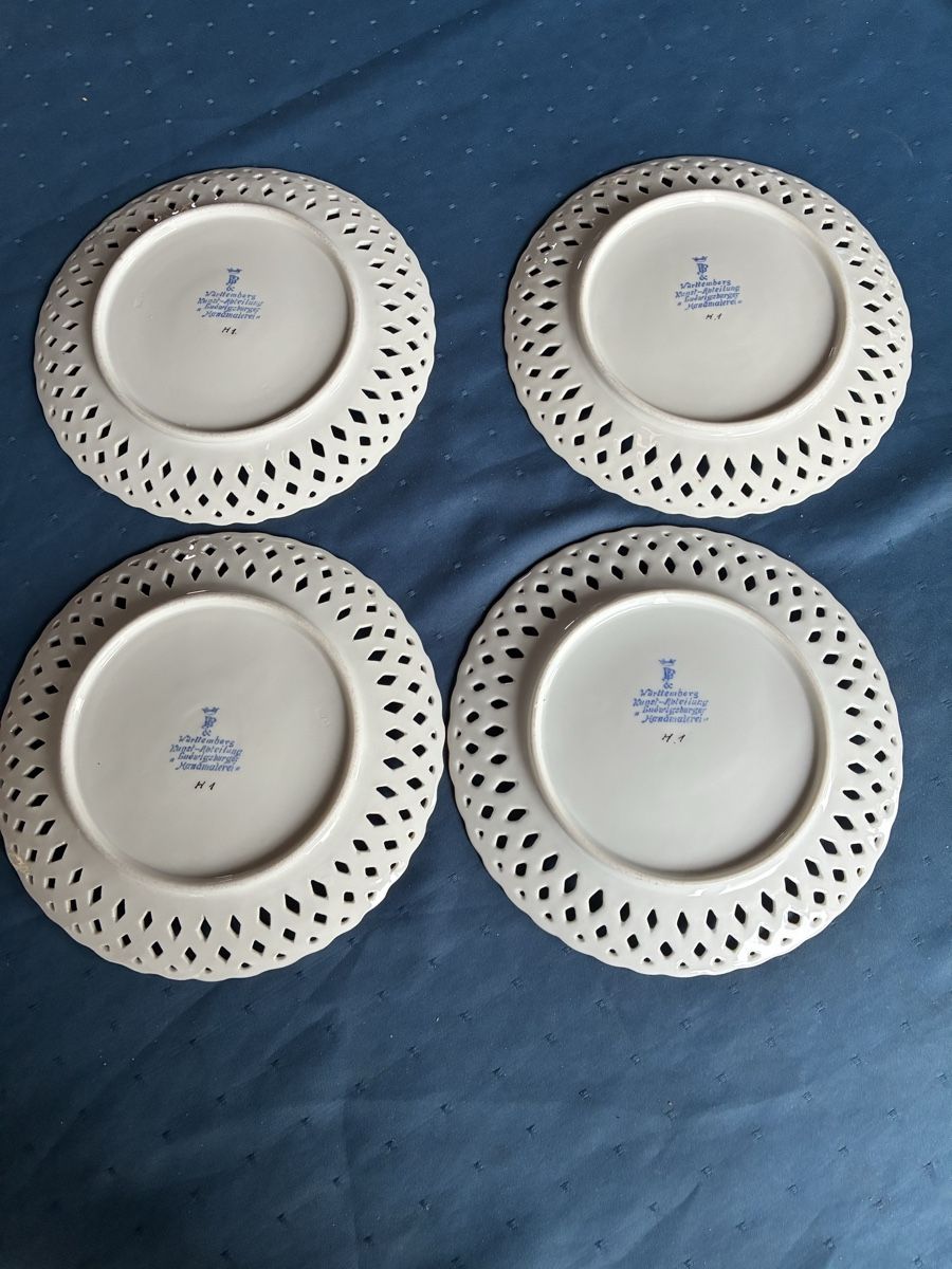 Assiettes: 4 Teller mit durchbrochenem Rand, Blumenmalerei – D'occasion à Dornach par Rosengarten 1