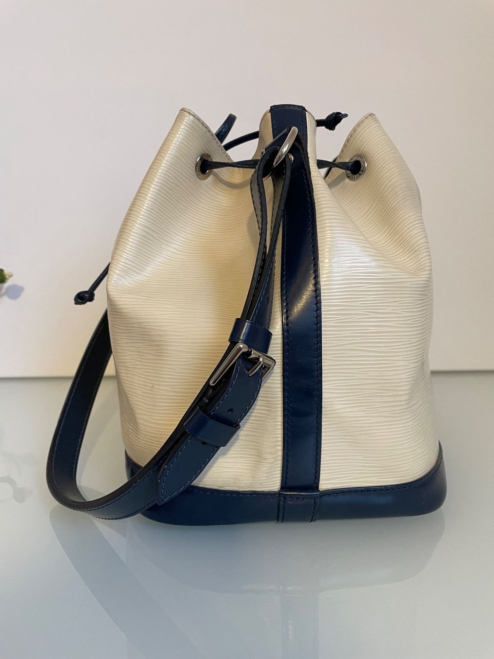 Louis Vuitton Borse da donna: -Louis Vuitton Petit Noe weiss blau – Usato da Hittnau venduto da LuxAndMore 5