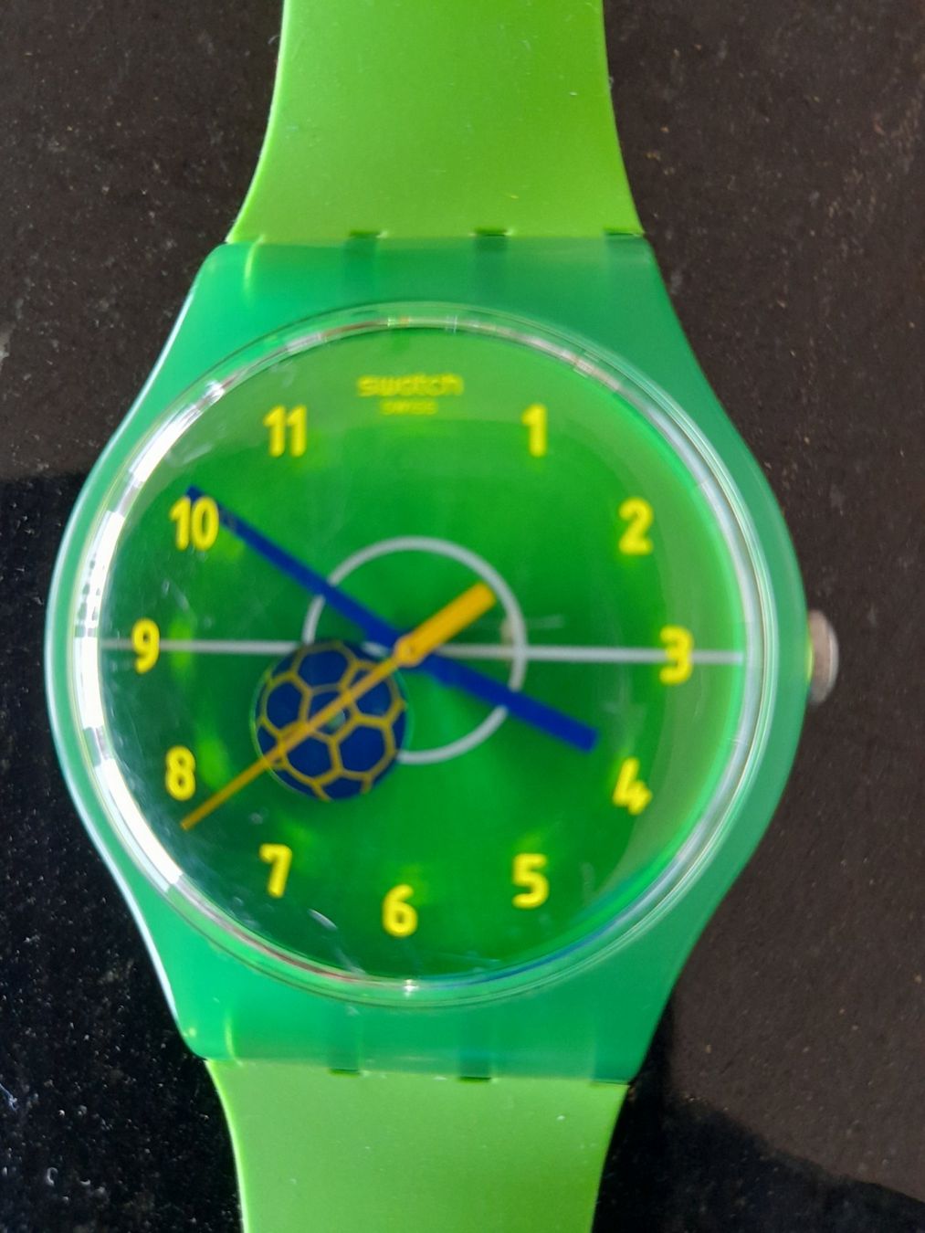 Swatch Orologi: Fussball Swatch Uhr, gruene Farben – Usato da Männedorf venduto da Igel24