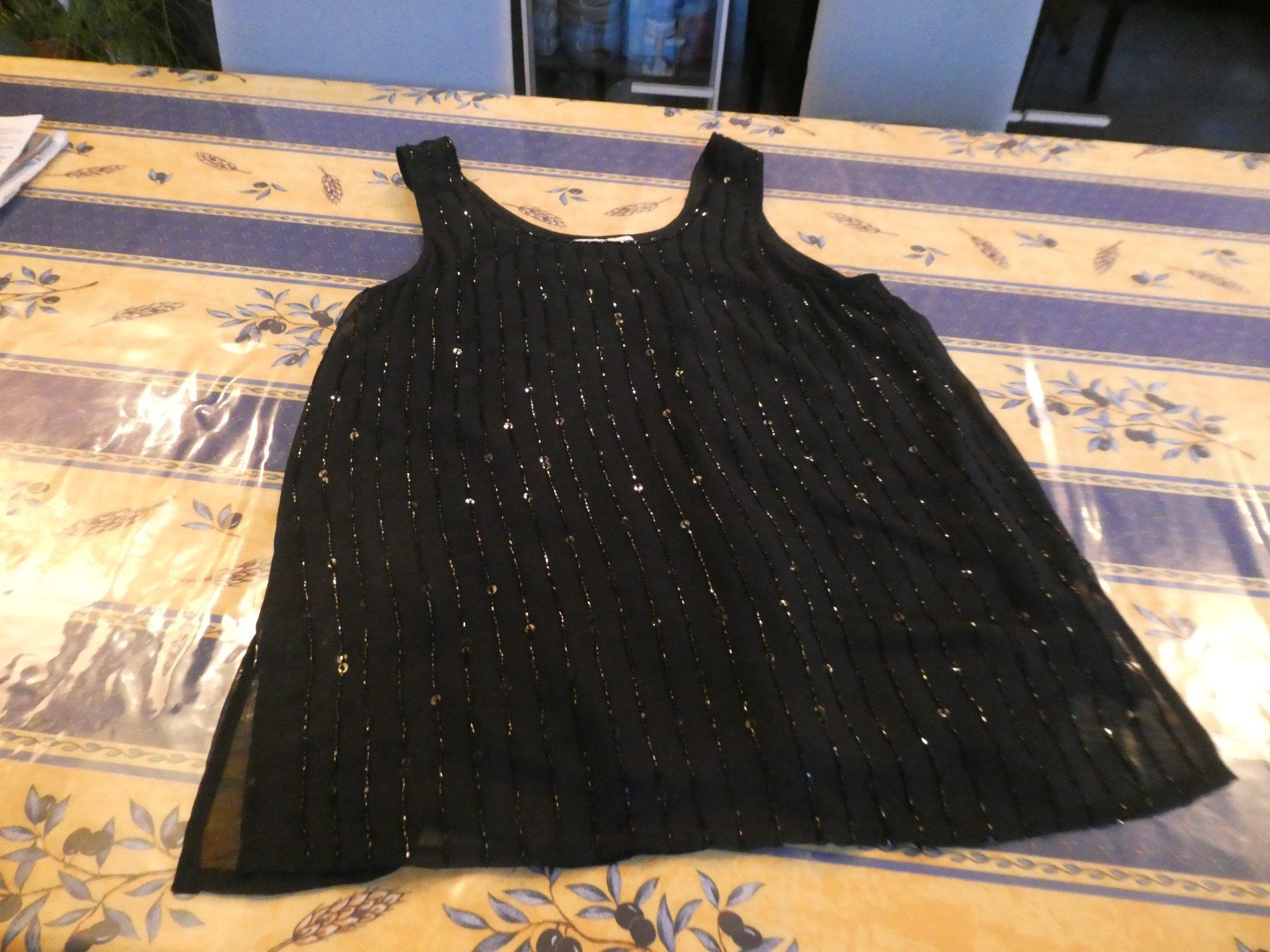 Top: Top noir 42 avec sequins et perles, neuf 42 – Nuovo (secondo la descrizione) da Troistorrents venduto da Marion70